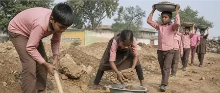 बांदा में स्कूली बच्चों से जबरन रेत ढुलाई: वायरल वीडियो पर भड़का गुस्सा, BSA ने कहा होगी जांच