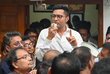 अमताला में पार्टी ऑफिस तोड़े जाने के खिलाफ अभिषेक बनर्जी की याचिका पर कलकत्ता हाईकोर्ट में होगी तत्काल सुनवाई