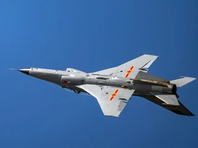 सीनेटर बैंक्स का चिंता: अमेरिका में चीनी पायलटों की ट्रेनिंग का बढ़ता खतरा