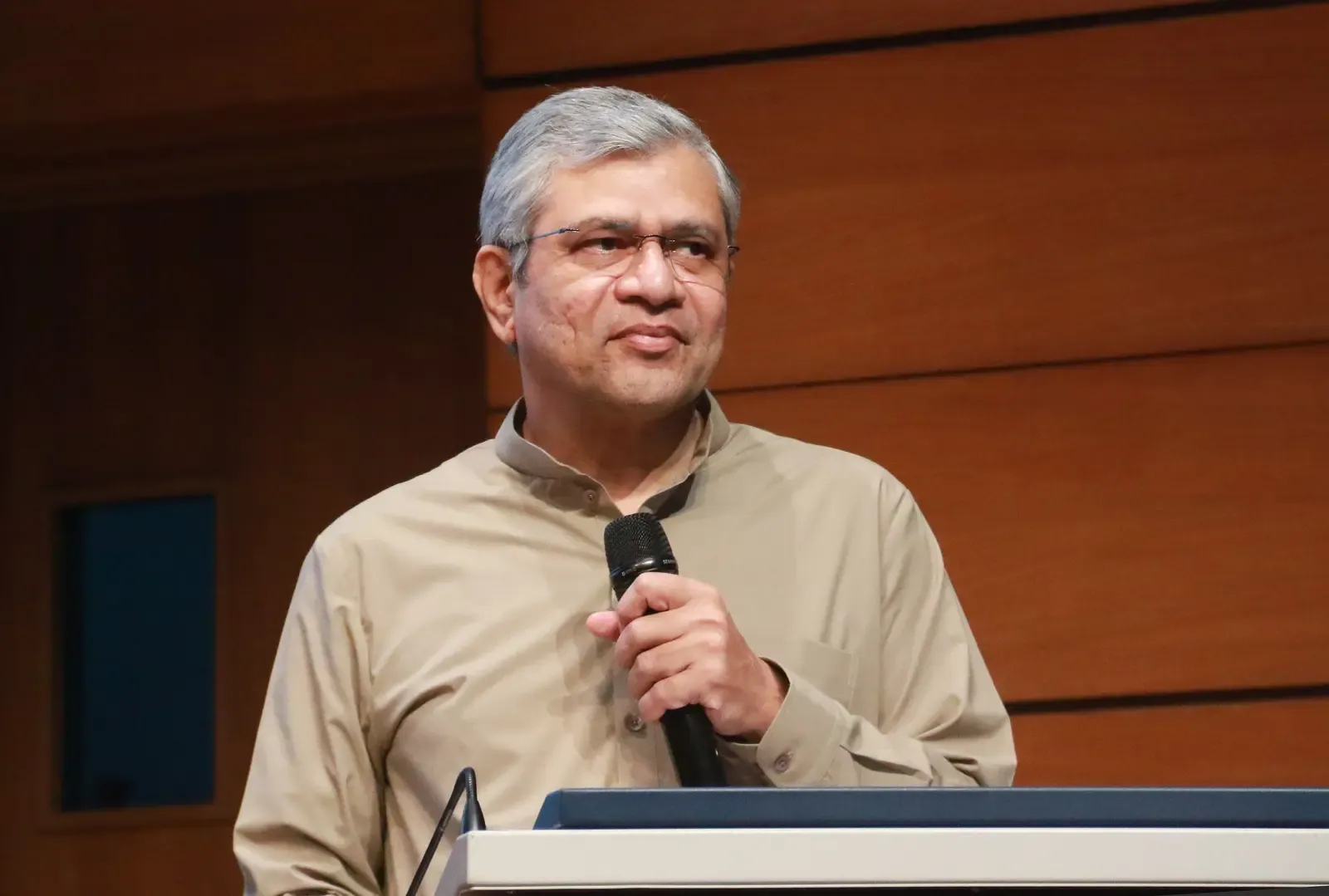 मोबाइल PLI से ₹3 लाख करोड़ GST: वैष्णव ने ब्लूमबर्ग के सवालों का दिया करारा जवाब