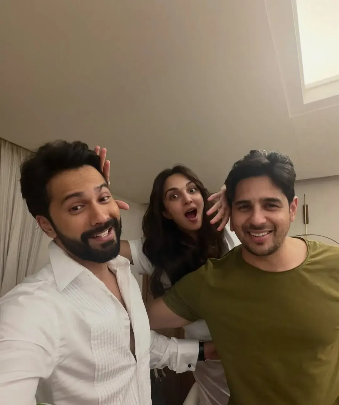 वरुण धवन ने सिद्धार्थ-कियारा संग शेयर की फोटो, बोले- 'भाई के साथ कभी प्रतिद्वंद्विता नहीं'