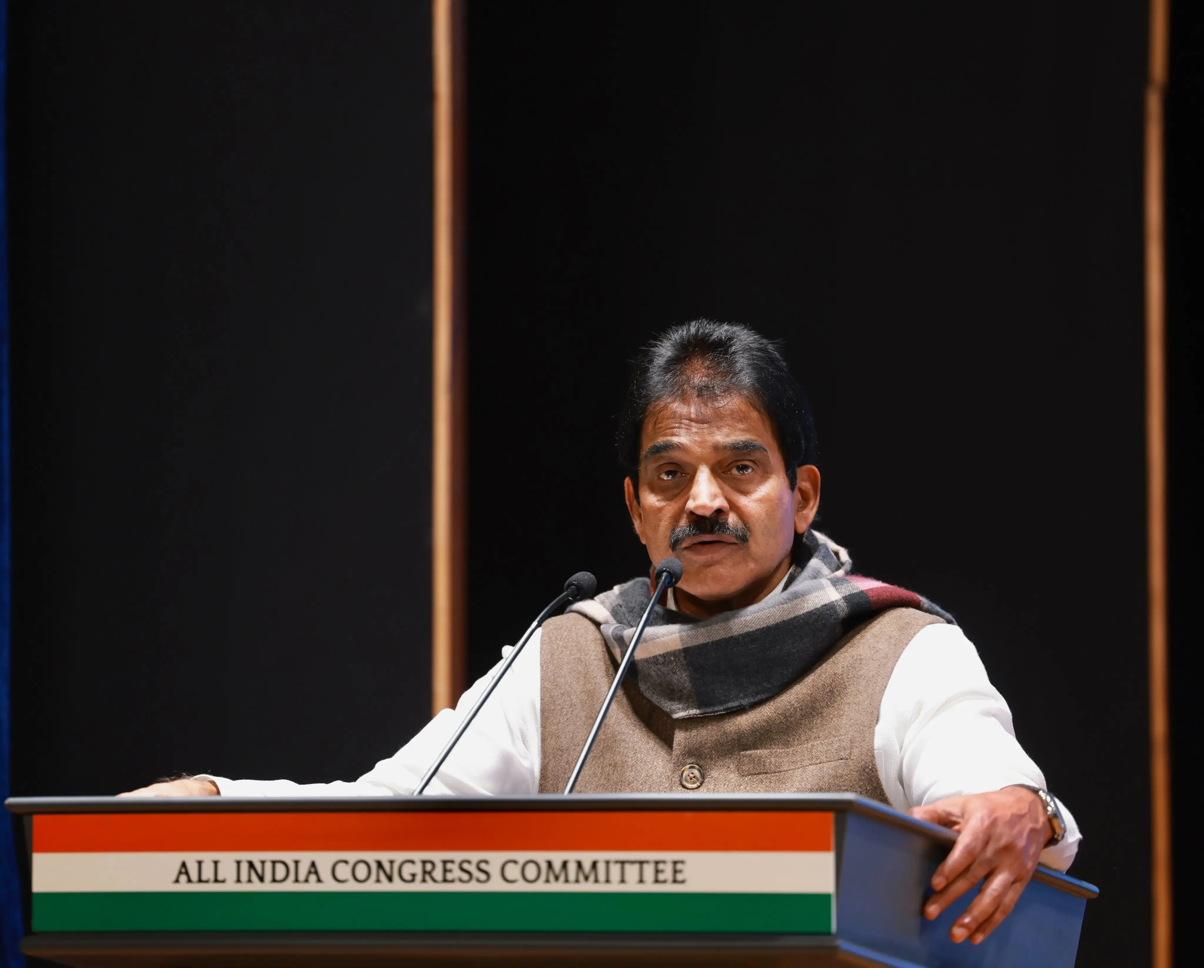 केरल: सबरीमाला तंत्री की गिरफ्तारी पर वेणुगोपाल और सतीशन ने सीएम पिनाराई विजयन को घेरा