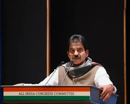 केरल: सबरीमाला तंत्री की गिरफ्तारी पर वेणुगोपाल और सतीशन ने सीएम पिनाराई विजयन पर साधा निशाना
