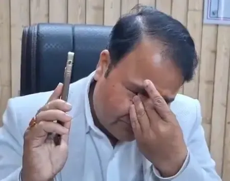 अविमुक्तेश्वरानंद के बयान से परेशान अयोध्या के जीएसटी डिप्टी कमिश्नर ने सीएम योगी के समर्थन में दिया इस्तीफा