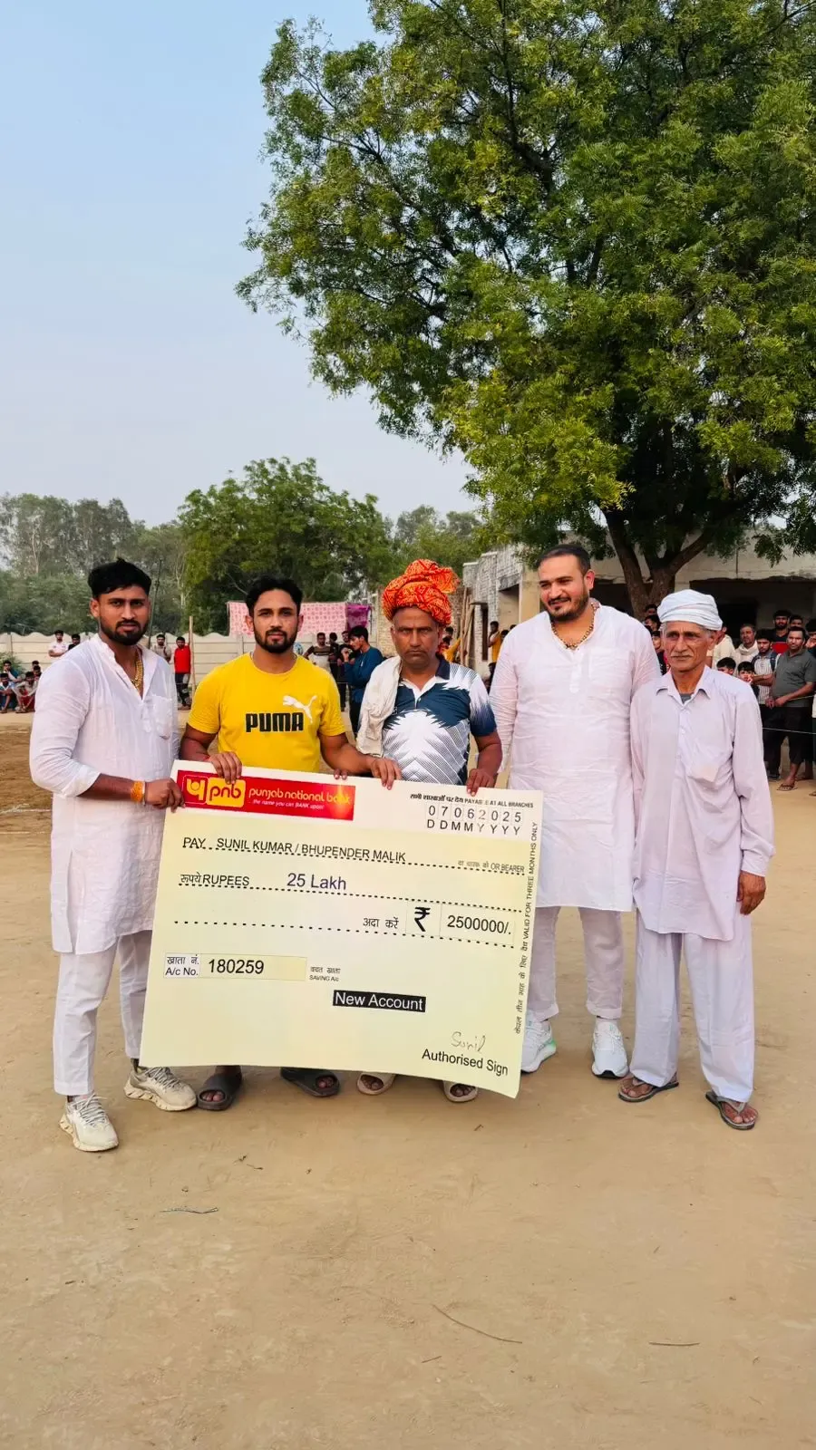 क्या यू मुंबा के कप्तान सुनील कुमार ने अपने बचपन के कोच को सम्मानित किया?