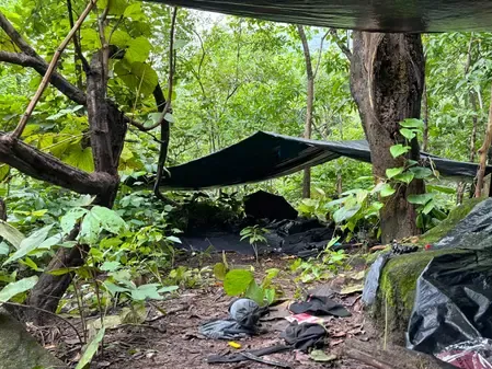 क्या छत्तीसगढ़ में आईईडी ब्लास्ट के बाद एक व्यक्ति ने मीलों पैदल चलकर अपनी जान बचाई?