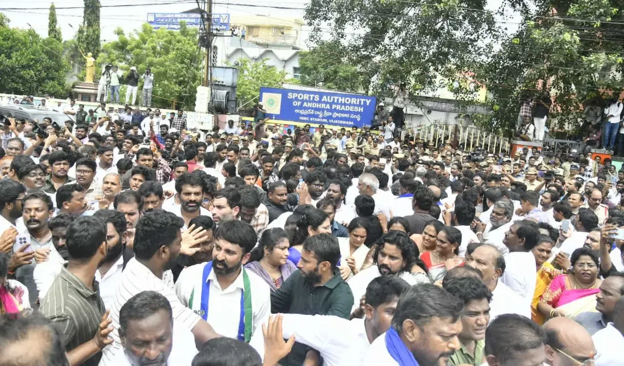 विजयवाड़ा में खेल कोटा शिक्षक भर्ती पर बवाल: वाईएसआरसीपी-शिक्षक आमने-सामने, कई नेता हिरासत में