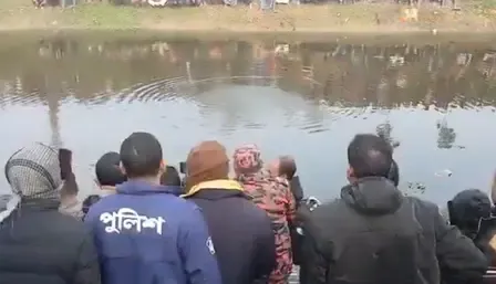Did a Hindu man lose his life while fleeing a mob in Bangladesh?