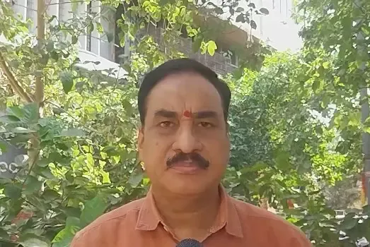दिग्विजय सिंह के 'हिंदू' बयान पर VHP का पलटवार: बंसल बोले — माफी माँगें, खुद को हिंदू कहना बंद करें
