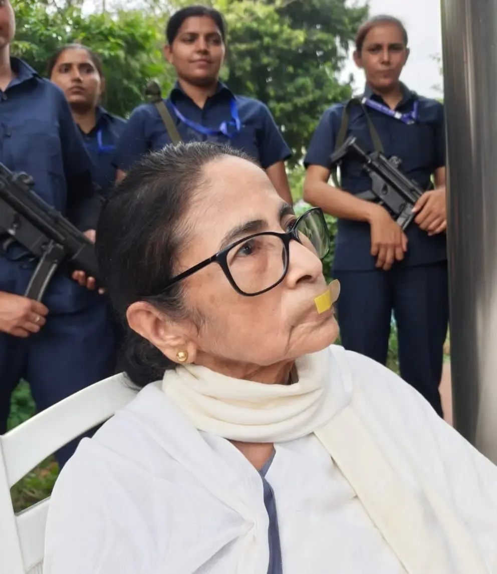 ममता बनर्जी हिरासत में, मुंह पर बैंड-ऐड लगाकर किया विरोध; बस में गाया महिषासुर मर्दिनी पाठ