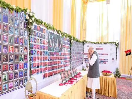 Did HM Shah Honor Fallen Police Officers at the International Border in J&K?