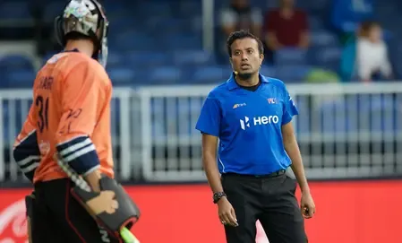 क्या हॉकी इंडिया ने रघु प्रसाद आर.वी. को सर्वश्रेष्ठ अंपायर चुने जाने पर बधाई दी?