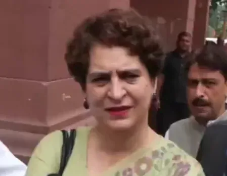 प्रियंका गांधी का हॉकी जर्सी विवाद पर पलटवार: 'जर्सी का रंग बदलने से देश की आत्मा नहीं बदलती'