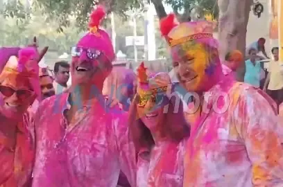 बेफिक्र होकर मनाए होली, जिद्दी रंगों से नाखूनों को बचाने के लिए अपनाएं ये आसान टिप्स