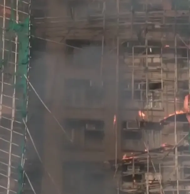 क्या हांगकांग में बहुमंजिला इमारतों में लगी आग से लोग फंसे हैं?