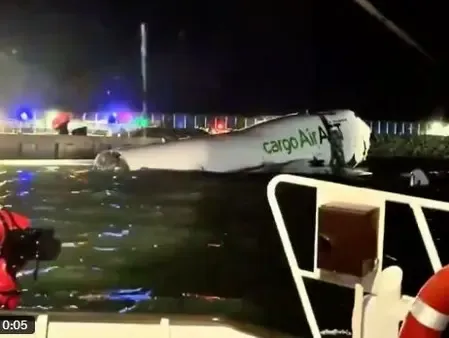 हांगकांग विमान हादसा: लैंडिंग के दौरान गश्ती वाहन से टकरा समुद्र में गिरा एयरक्राफ्ट 32 साल पुराना