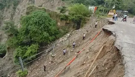 होशियारपुर: चिंतपूर्णी-धर्मशाला नेशनल हाईवे पर हादसा, एम्बुलेंस खाई में गिरी, 3 की मौत, 2 घायल