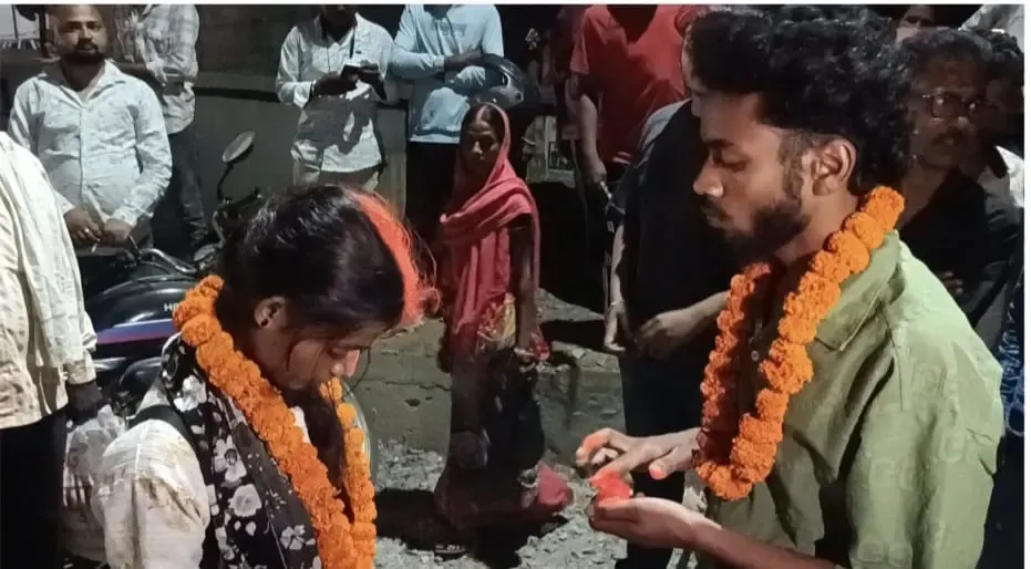 Dramatic Police Operation in Jharkhand: Couple Marries on Street, Others Commit to Wed