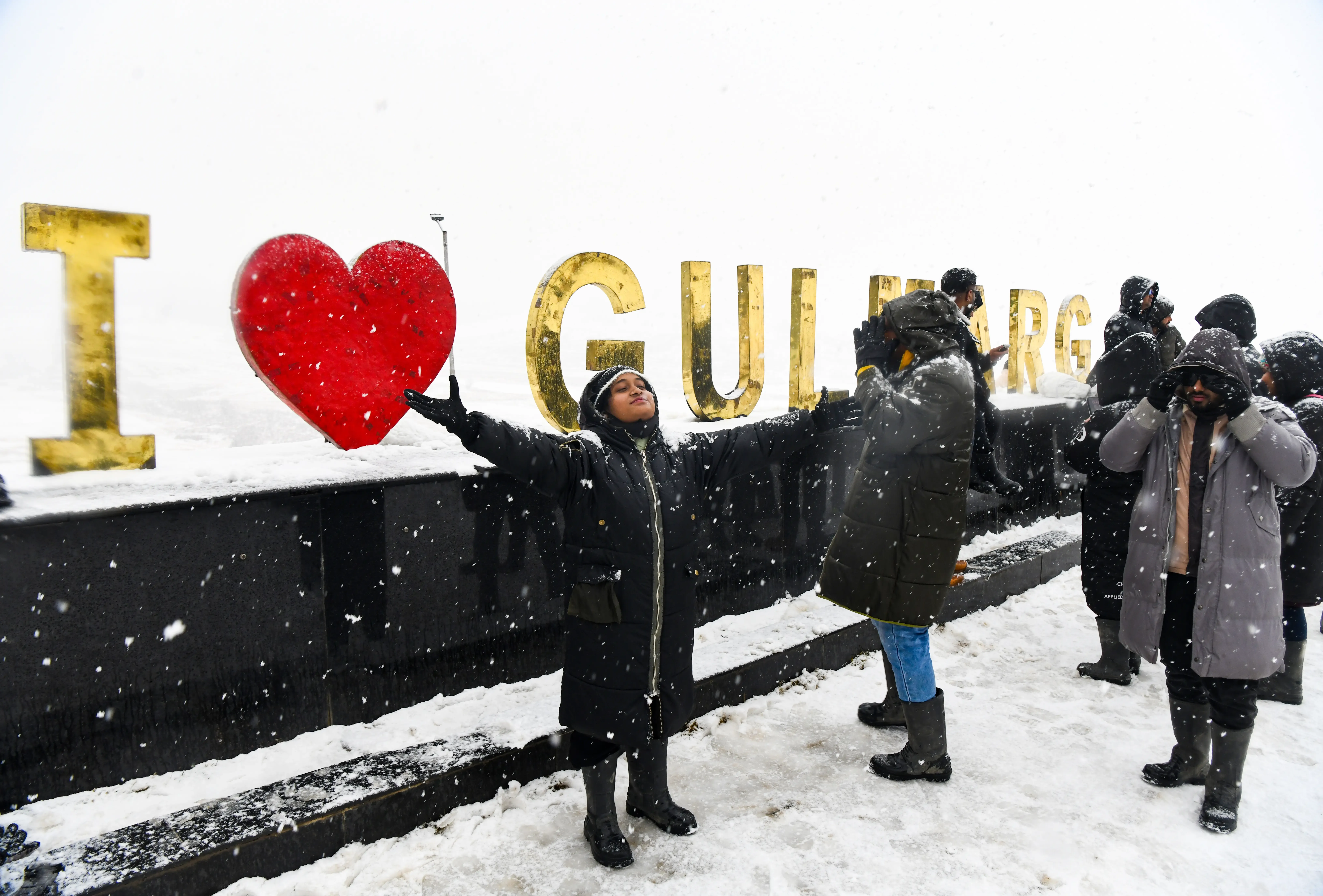 Are Hotels in Gulmarg Fully Booked as New Year Celebrations Draw Tourists to Kashmir?