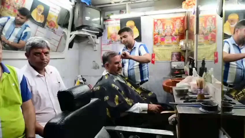 HP CM Sukhu gets haircut at Chamba bazaar after Minjar ritual