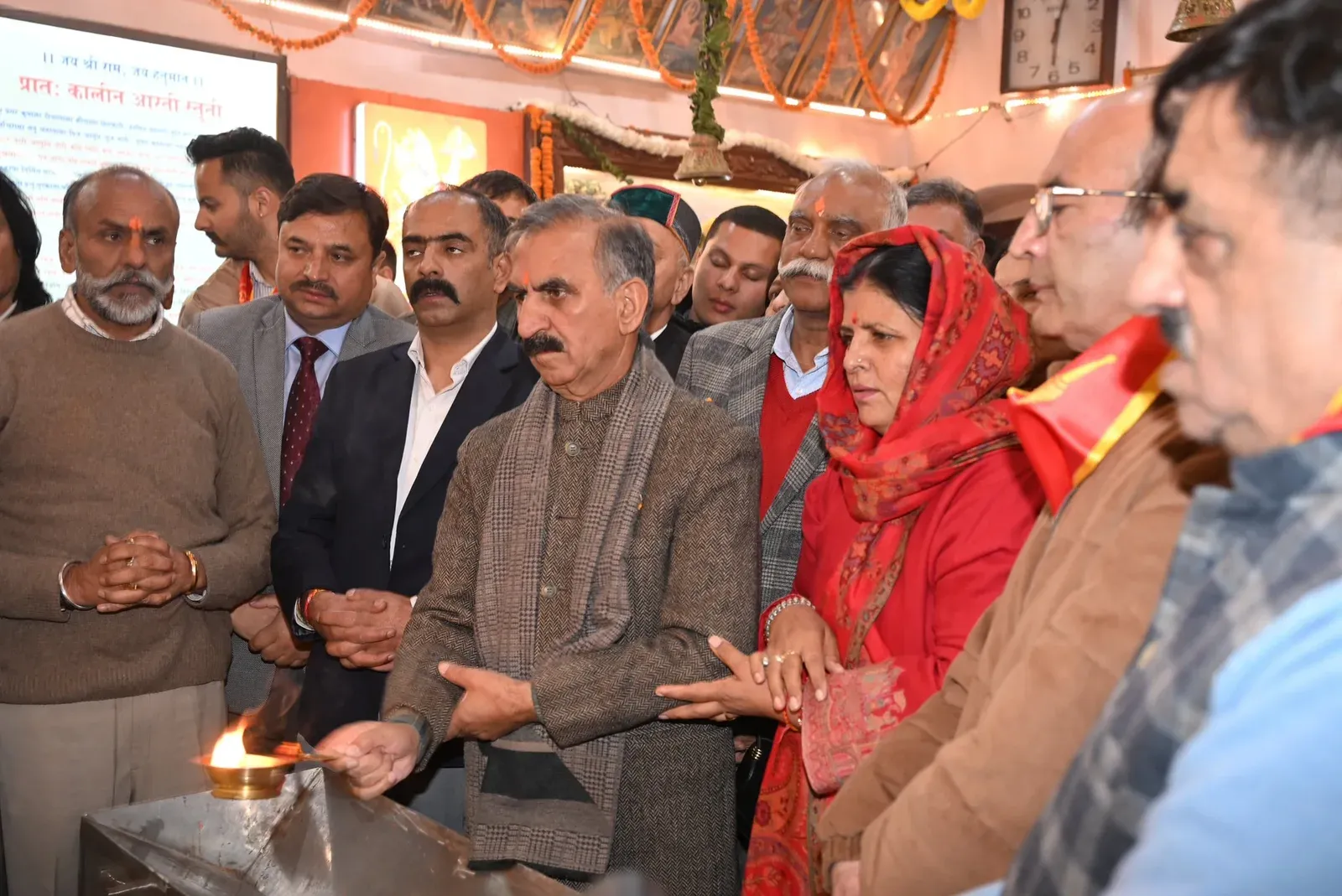 HP CM Sukhu offers Dussehra prayers at Jakhu Temple, Shimla