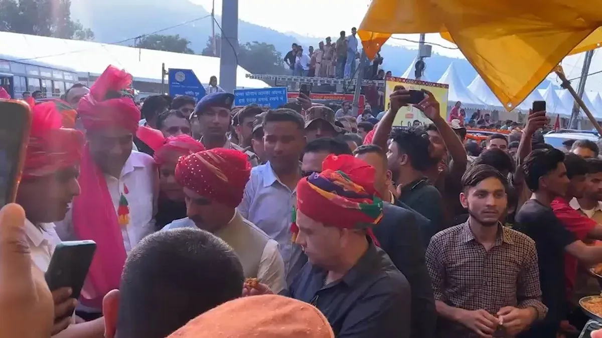 HP CM Sukhu savours pakodas at Chamba's Minjar Mela