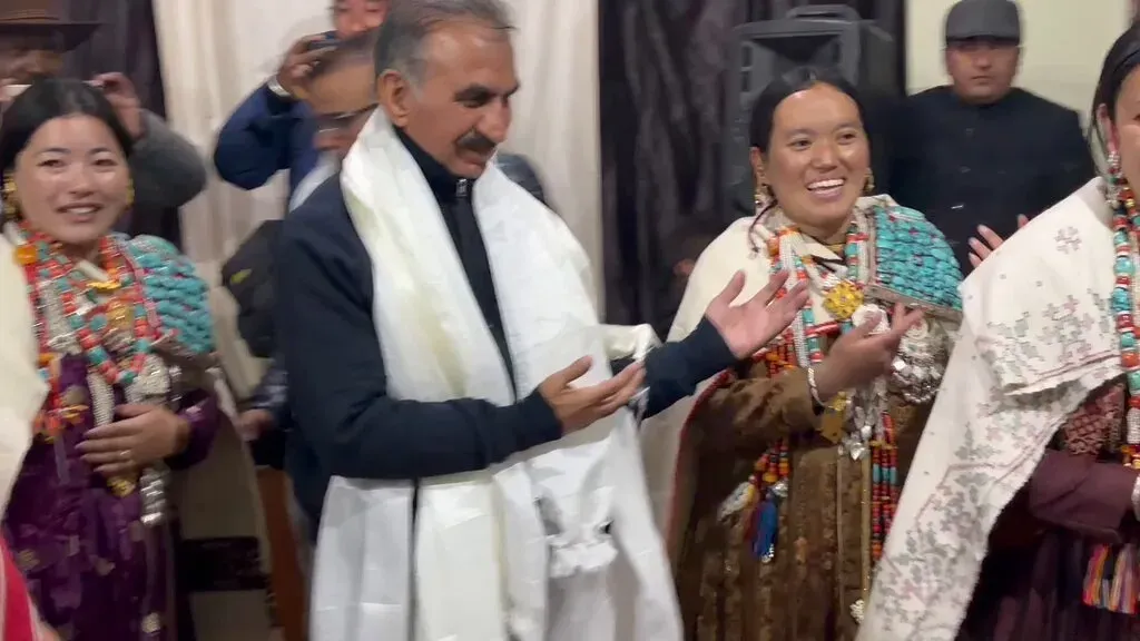 HP CMO Joins Folk Dance With Women of Kaza