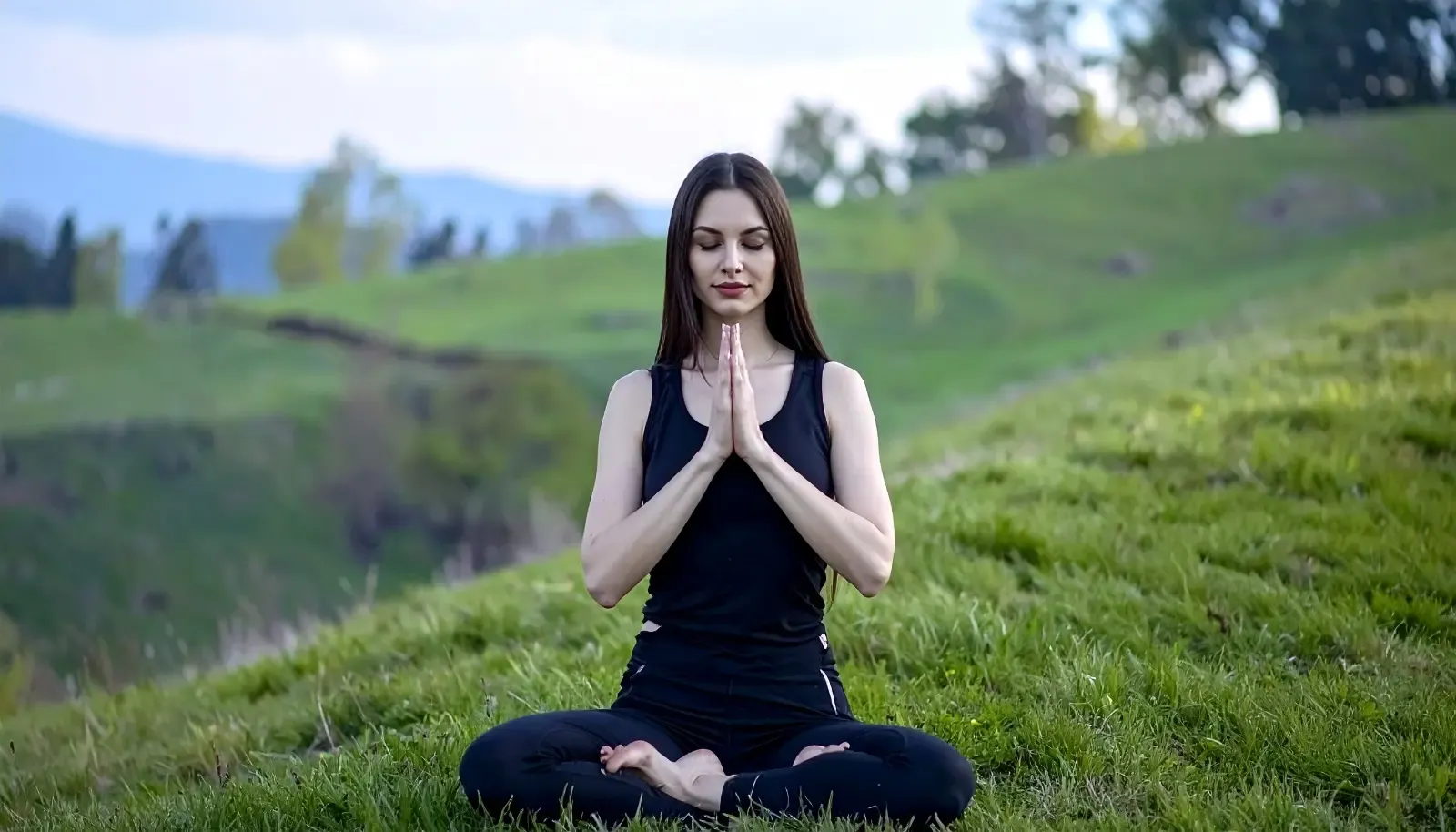 अंजलि मुद्रा से हृदय और फेफड़े होते हैं मजबूत, जानें शरीर पर इसका गहरा प्रभाव