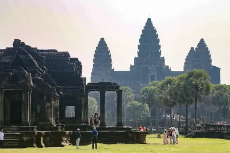 Tourists Flock to Angkor Wat for Mesmerizing Equinox Sunrise