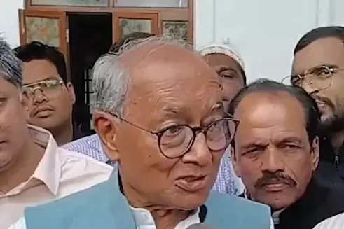 क्या हम लोकतंत्र और संविधान को बचा पाएंगे? : दिग्विजय सिंह