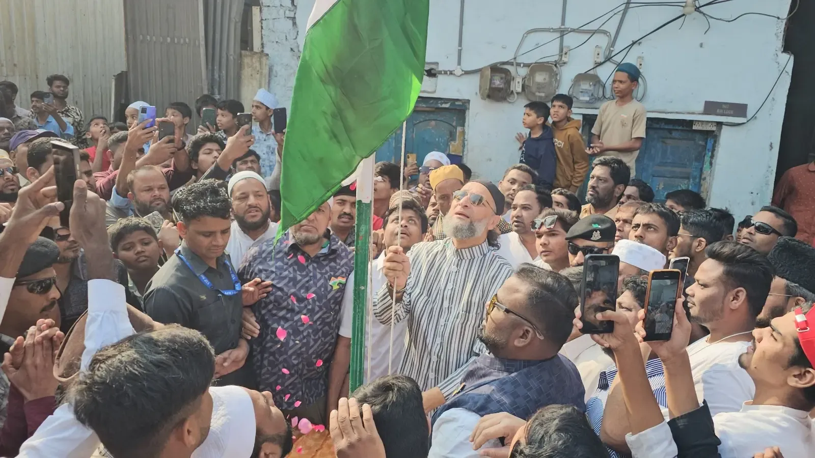 क्या असदुद्दीन ओवैसी ने हैदराबाद में गणतंत्र दिवस पर राष्ट्रीय ध्वज फहराया?