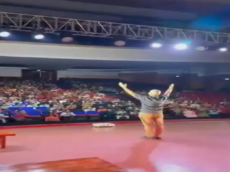 क्या अनुपम खेर ने हैदराबाद के मंच पर दर्शकों को मोहित किया?