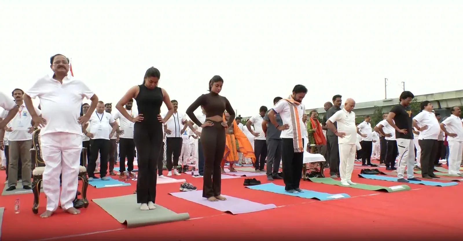 हैदराबाद में अंतरराष्ट्रीय योग दिवस काउंटडाउन: 10,000 लोगों के साथ वेंकैया नायडू और जी. किशन रेड्डी ने किया योगाभ्यास