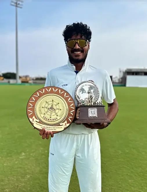 How did Hyderabad's Aman Rao Perala achieve a double ton against Bengal in the Vijay Hazare Trophy?