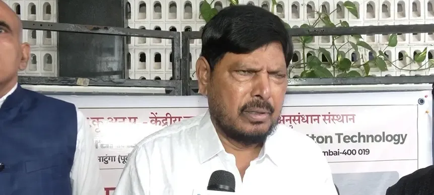 Athawale: I can reunite Fadnavis and Uddhav Thackeray permanently