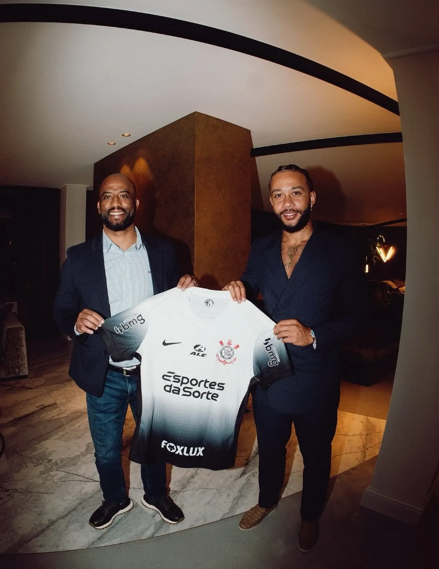 Dutch Forward Depay Finds His Place in Brazilian Football with Corinthians