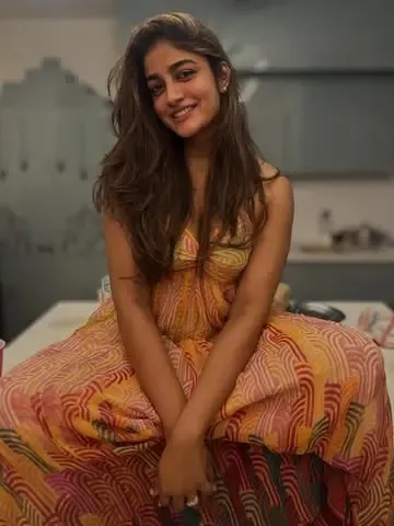 What character does Dimple Hayathi portray in Ravi Teja's 'Bhartha Mahasayulaku Wignyapthi'?