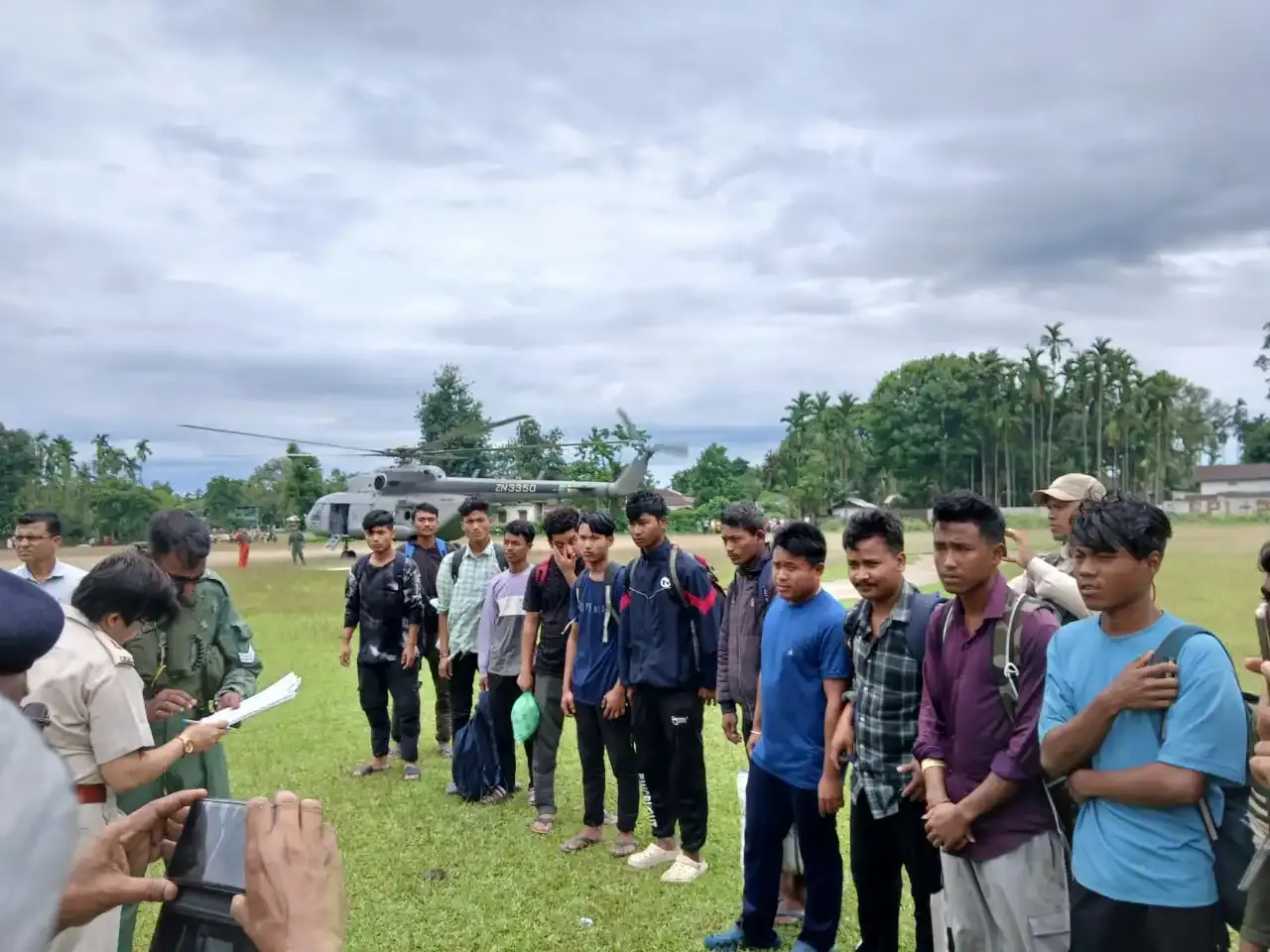 How did IAF rescue 14 individuals stranded in flooded Bomjir river?