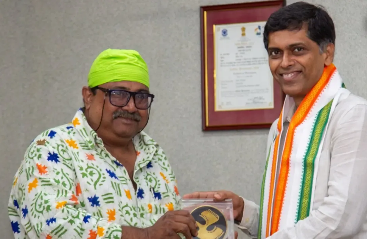 How is IIM Calcutta Collaborating with SRFTI in Media Management?