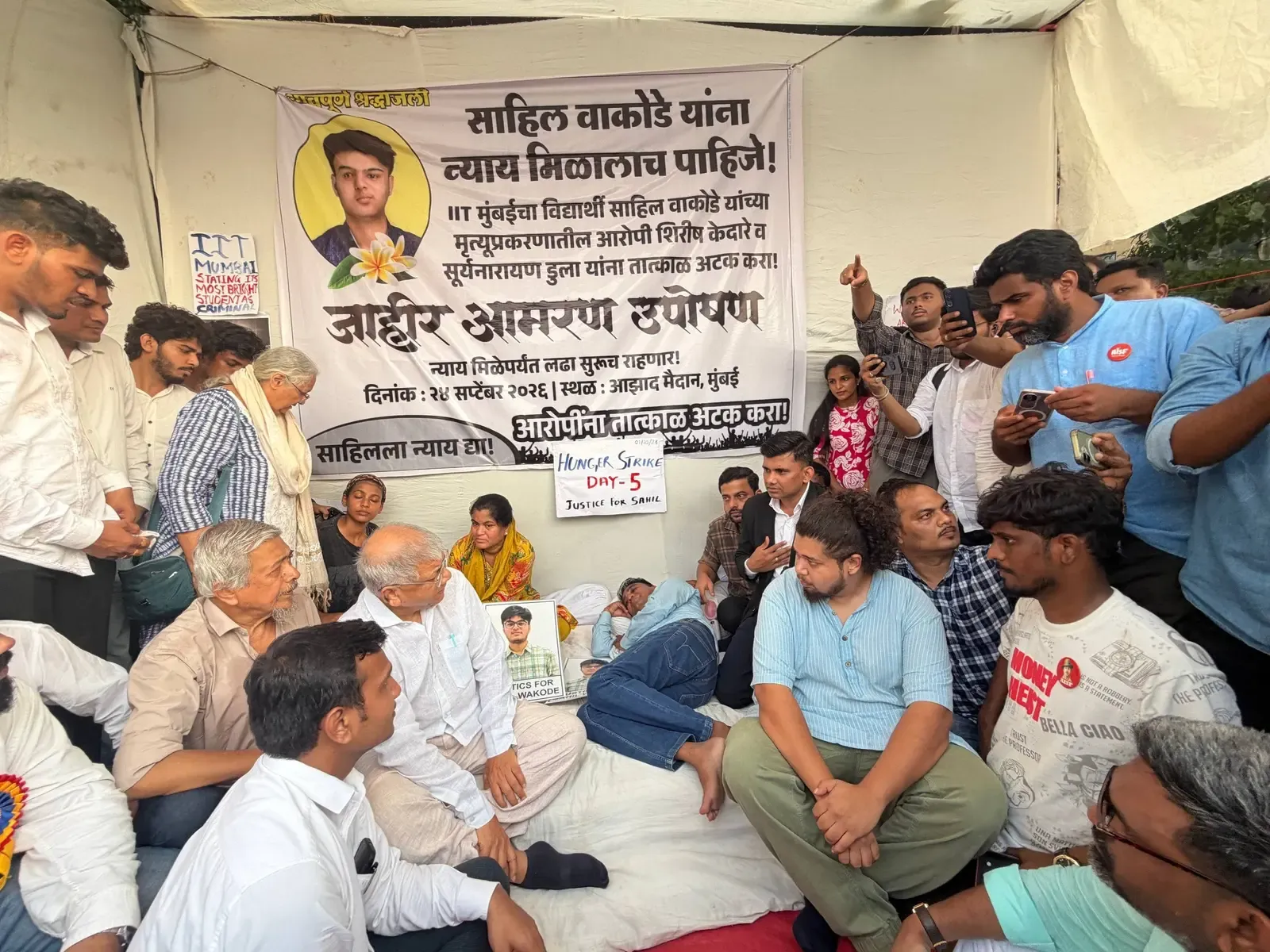 आईआईटी बॉम्बे छात्र साहिल वाकोडे केस: माता-पिता का अनशन पाँचवें दिन भी जारी, प्रकाश आंबेडकर ने की मुलाकात