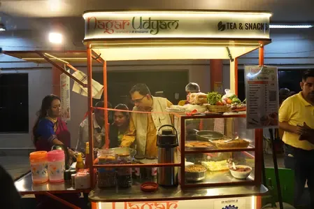 IIT Kharagpur's Nagar Udyam: Solar smart vending cart pilots at Durga Puja