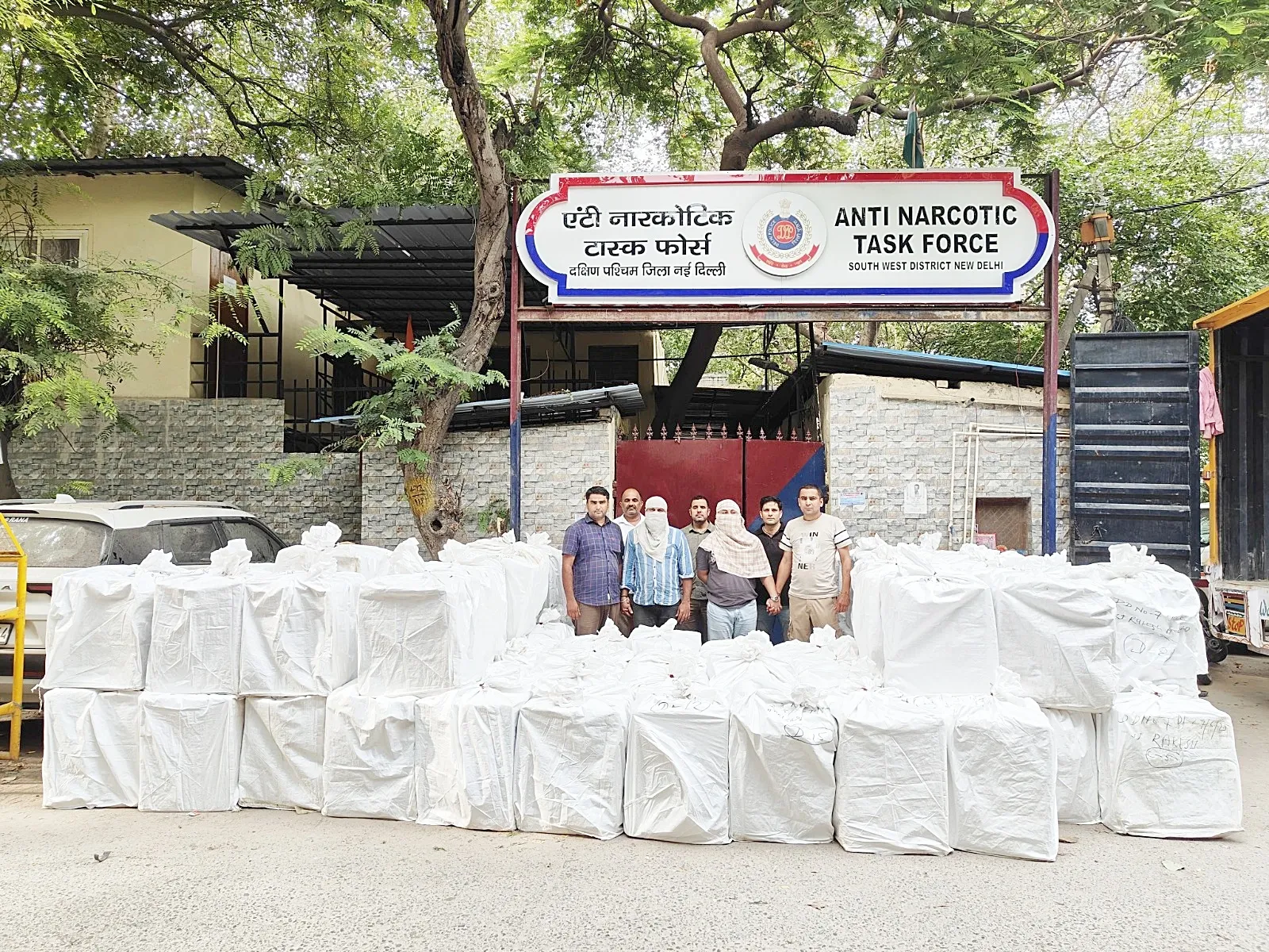 Did police bust an illicit cigarette godown in Delhi?