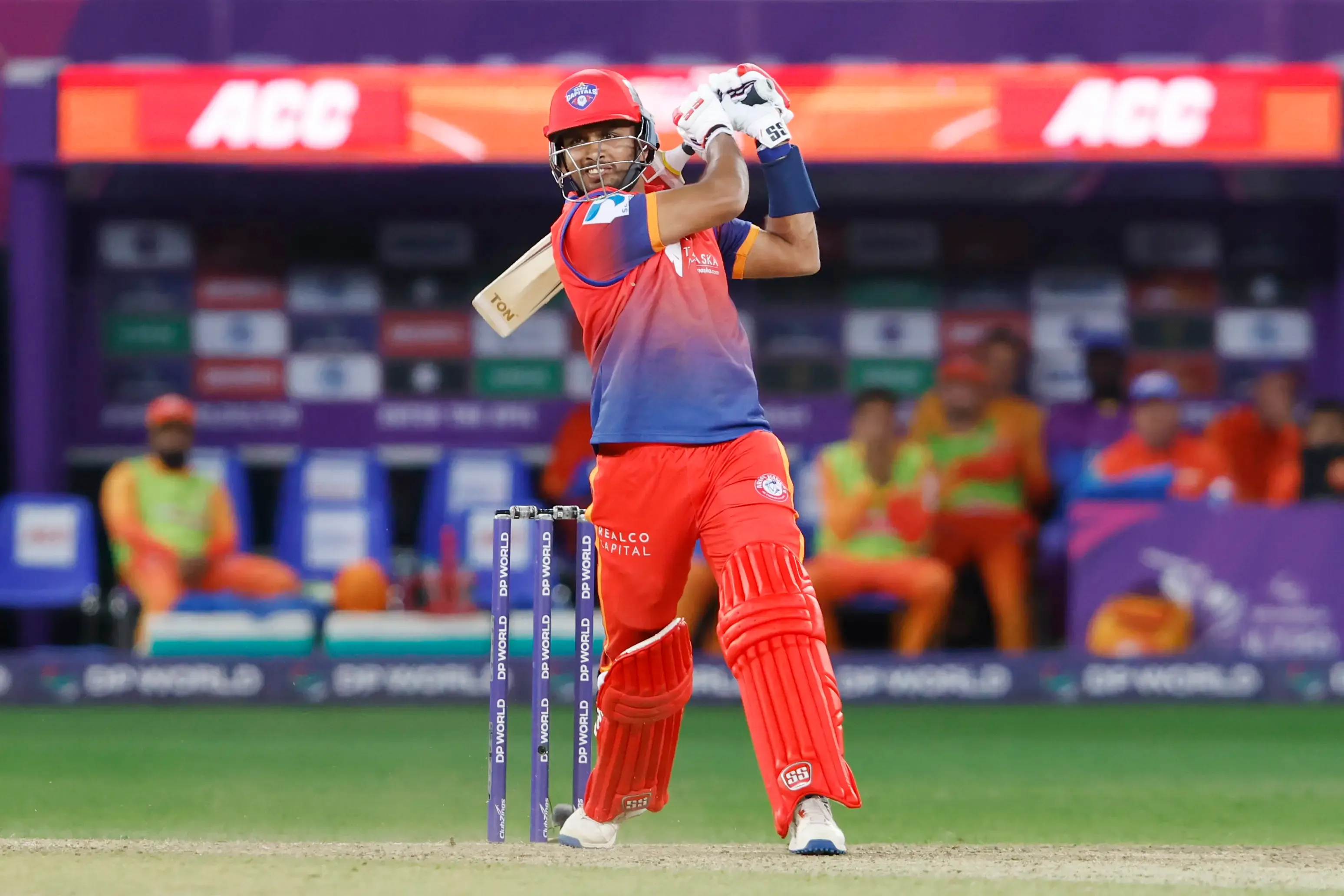 ILT20 Season 3: Shanaka's Late Heroics Propel Dubai Capitals Past Gulf Giants