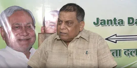 नीरज कुमार का विपक्ष पर निशाना: ‘ईमानदारी से काम करें तो लंबी सेवा का मौका मिलेगा’
