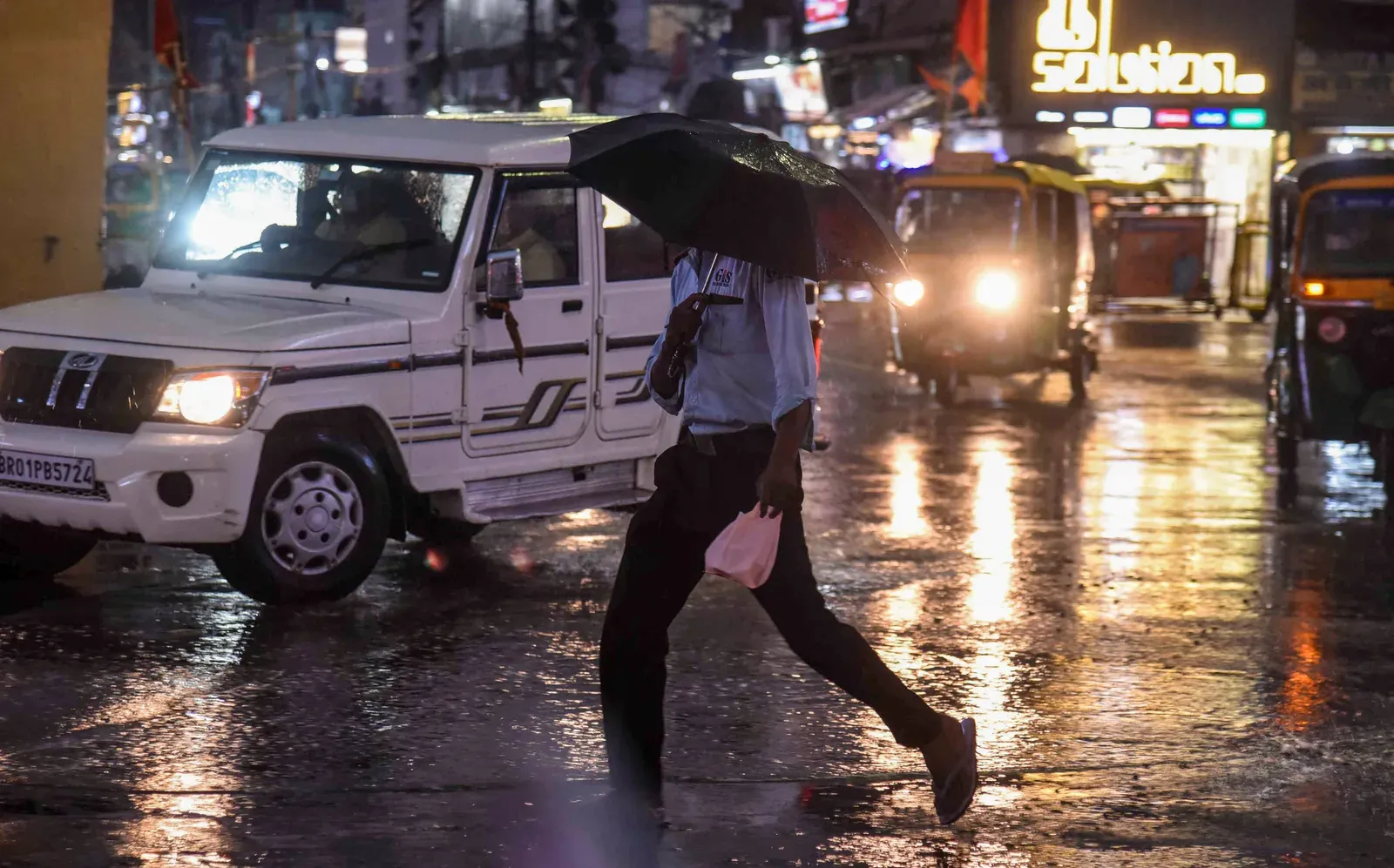 IMD rain and storm alert across 15 states; Delhi-NCR heatwave likely from May 16
