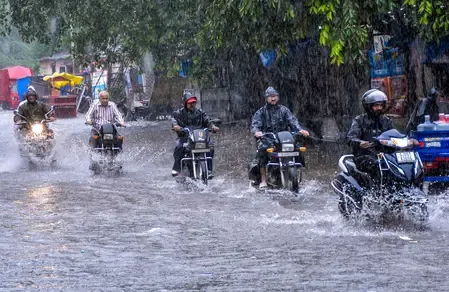Why has the IMD issued a yellow alert for six districts in Gujarat on Navratri?