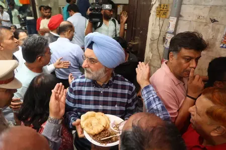Delhi LG T.S. Sandhu's Surprise Visit to Kamla Nagar Market Promises Swift Solutions