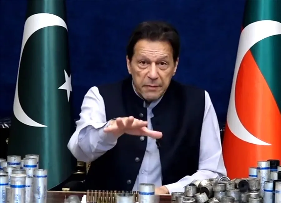 क्या इमरान खान की बहनों पर पुलिस कार्रवाई ने बवाल खड़ा किया?