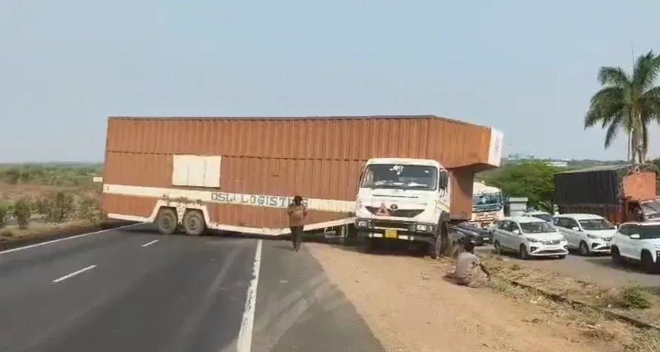पुणे-सोलापुर हाईवे पर कंटेनर बीच सड़क अटका, इंदापुर में दो घंटे भारी जाम