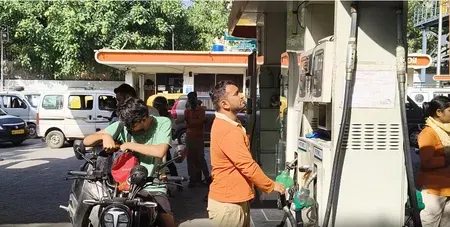 पेट्रोल-डीजल ₹3 और CNG ₹2 महंगी: देशभर में पंपों पर भीड़, जनता में मिली-जुली प्रतिक्रिया